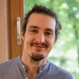 Markus Wildgruber, Porträt im Profil, lächelnd.